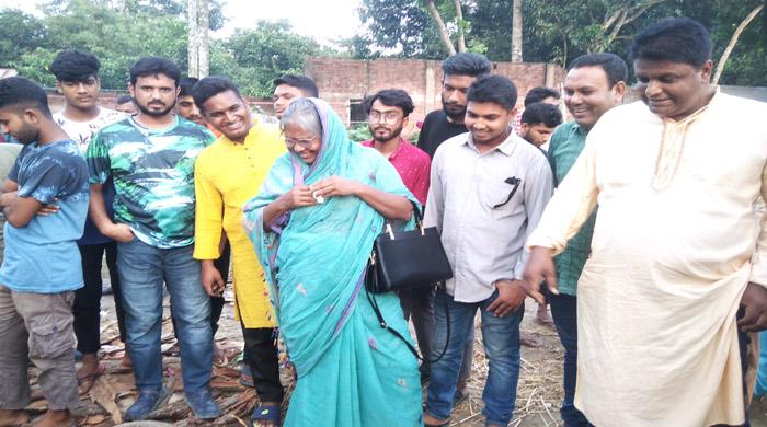 দাঁড়িয়াপুর হাটে জনসংযোগ চালান হুইপ গিনি