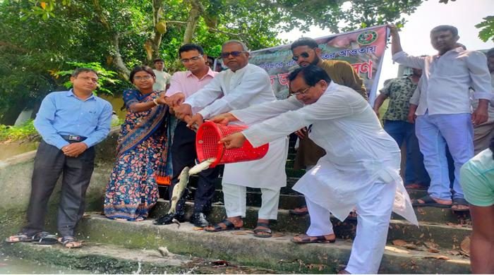রাণীনগরে মাছের পোনা অবমুক্ত