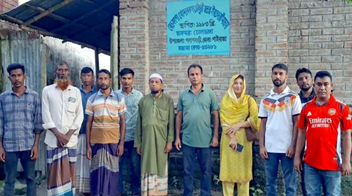 হাফিজিয়া মাদ্রাসা ও এতিমখানায় কার্পেট বিতরণ