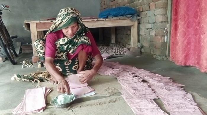 কাগজের ঠোঙা বানিয়ে স্বাবলম্বী কিসমত ভূইপাড়ার নারীরা