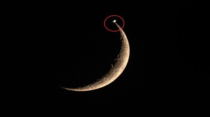 হঠাৎ চাঁদের মাথায় তারা কেন.?