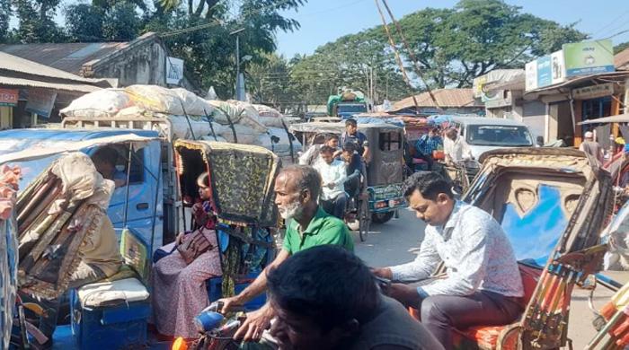 ফোরলেন রাস্তা হলেও যানজটের কবলে গাইবান্ধা শহরবাসী