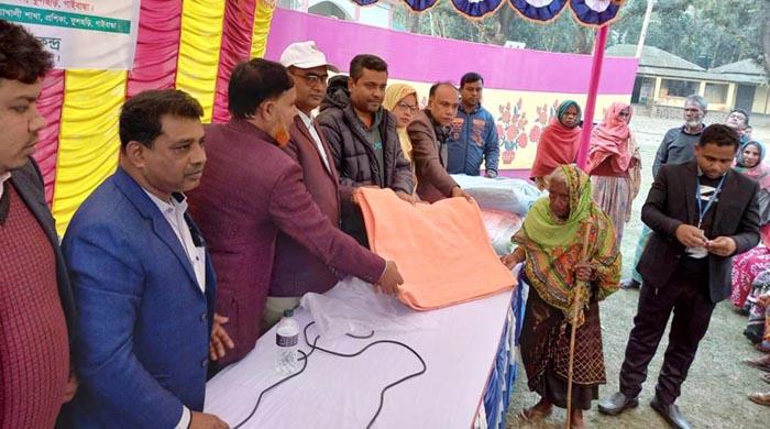 গাইবান্ধায় অসহায় দুস্থ শীতার্তদের মাঝে কম্বল বিতরণ