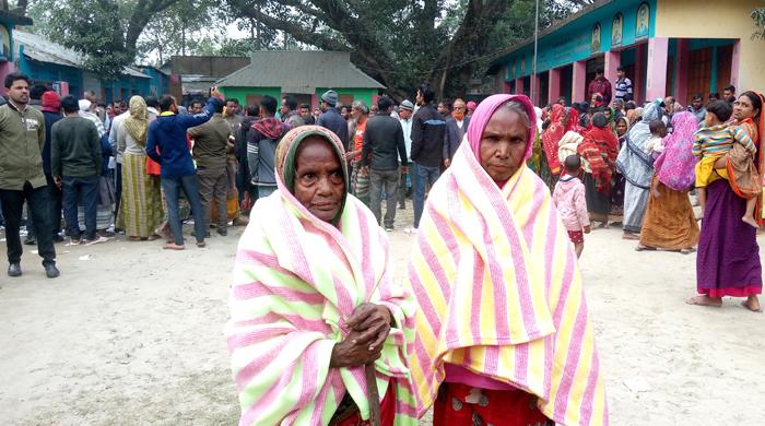কম্বল পেয়ে খুশি ওরা কম্বল পেয়ে খুশি ওরা