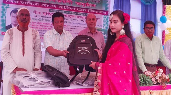 পীরগঞ্জে শিক্ষার্থীদের মাঝে স্কুল ব্যাগ বিতরণ