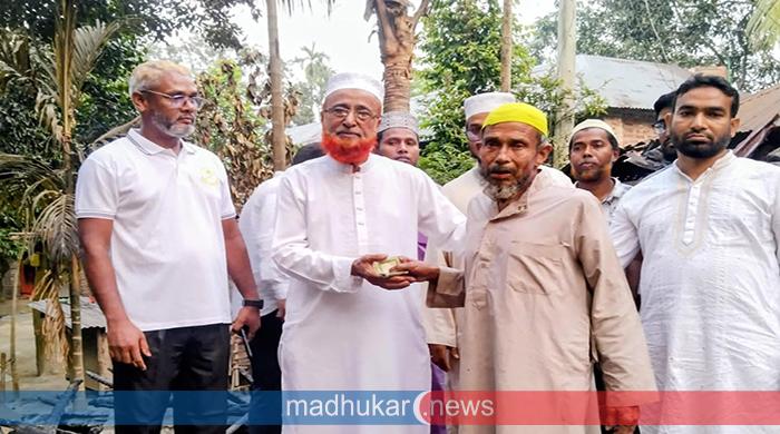 পলাশবাড়ীতে অগ্নিকাণ্ডে ক্ষতিগ্রস্ত পরিবারকে আর্থিক সহায়তা প্রদান