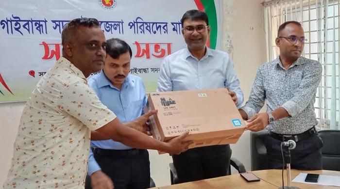  সদর উপজেলা পরিষদের পক্ষ থেকে ল্যাপটপ বিতরণ
