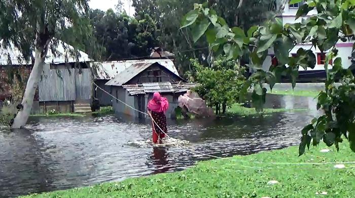 বর্ষা এলেই পানিবন্দি জীবন, ভেলাই একমাত্র ভরসা