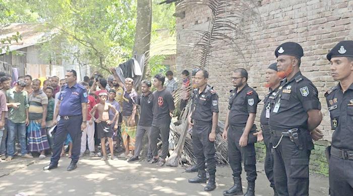 মাদারীপুরে মাদরাসায় ককটেল বিস্ফোরণ, আহত ৫ শিক্ষার্থী