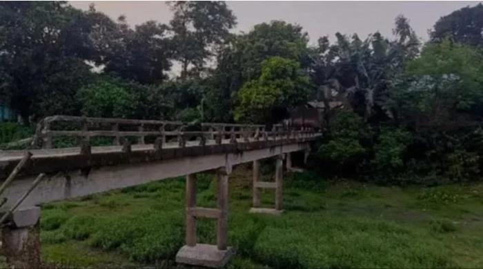 দশ গ্রামের মানুষের ভরসা ৩৫ বছরের জরাজীর্ণ সেতু দশ গ্রামের মানুষের ভরসা ৩৫ বছরের জরাজীর্ণ সেতু