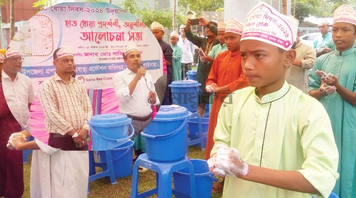 এতিমদের হাত ধোয়ালেন সুন্দরগঞ্জ উপজেলা প্রশাসন