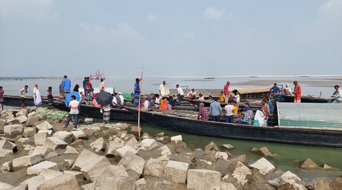 ব্রহ্মপুত্রে নাব্যতা সংকটে হুমকির মুখে নৌ-চলাচল