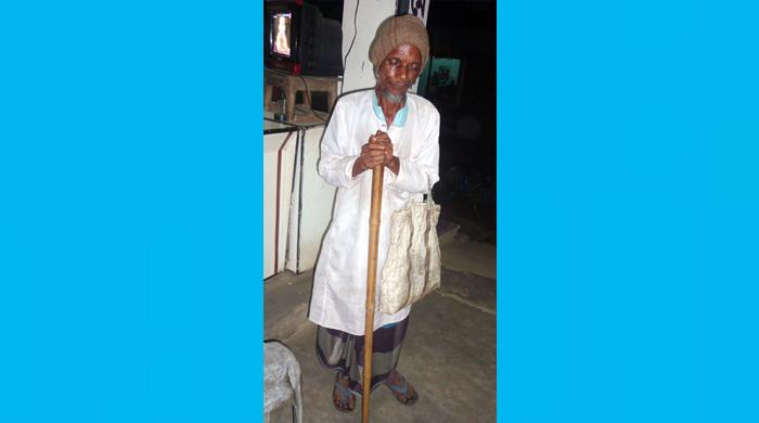 পীরগঞ্জের দৃষ্টি প্রতিবন্ধী কবি আফছার পেটের দায়ে এখন ভিক্ষে করে