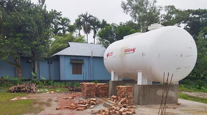  বসতবাড়ী ঘেঁষে গ্যাস ফিলিং স্টেশন স্থাপন