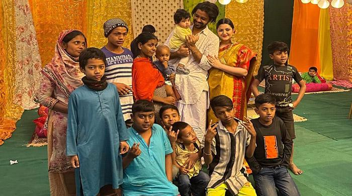 পথশিশুদের সঙ্গে নিয়ে পুত্রের মুখে ভাত দিলেন রাজ-পরী