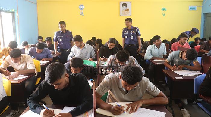 গাইবান্ধায় কনস্টেবল নিয়োগের লিখিত পরীক্ষা অনুষ্ঠিত