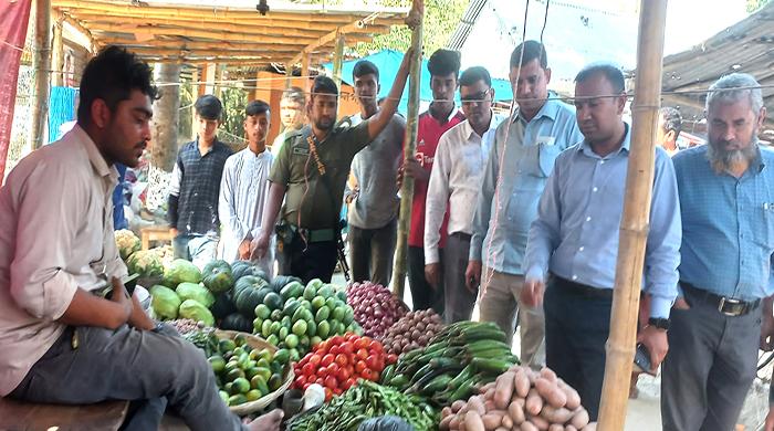 সুন্দরগঞ্জে বাজার মনিটরিং চলমান, ম্যাজিস্ট্রেট এলে ঝোলানো হয় মূল্য চাট