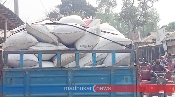 সুন্দরগঞ্জে জনতার হাতে পিকআপ ভর্তি চাল আটক