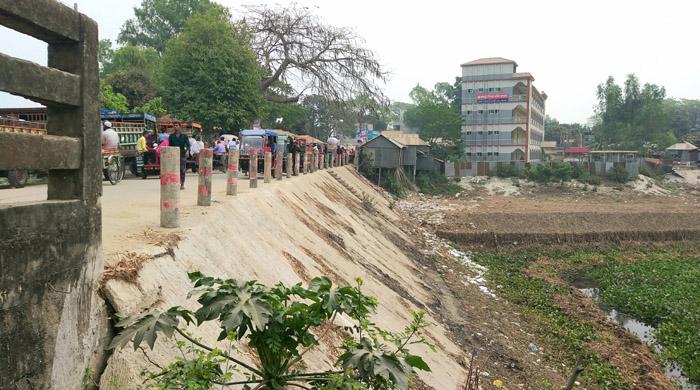 ফুলছড়িতে রেলিংবিহীন রাস্তায় বড় দুর্ঘটনার আশংকা