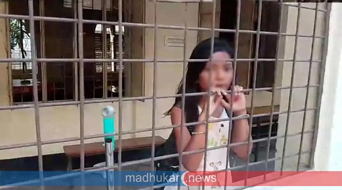 স্কুল ছুটি, টয়লেটে আটকা পড়ল তৃতীয় শ্রেণির শিক্ষার্থী!