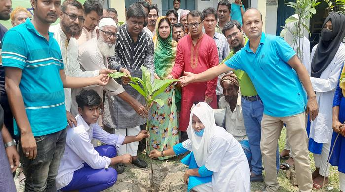 গোবিন্দগঞ্জে প্রকৃতি ও জীবন ফাউন্ডেশনের উদ্যোগে বৃক্ষরোপন কর্মসূচীর উদ্বোধন