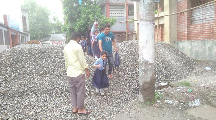 নির্মাণ সামগ্রী রেখে রাস্তা বন্ধ...