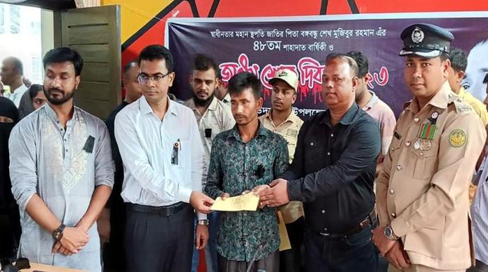 রাণীনগরে যুব ঋণের চেক বিতরণ রাণীনগরে যুব ঋণের চেক বিতরণ