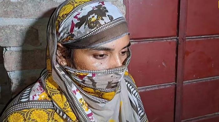বিষের বোতল হাতে অনশন, ১২ ঘণ্টা পর স্ত্রীর স্বীকৃতি পেলেন তরুণী