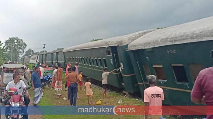 পীরগাছায় পদ্মরাগের ৫ বগি লাইনচ্যুত, ট্রেন চলাচল বন্ধ