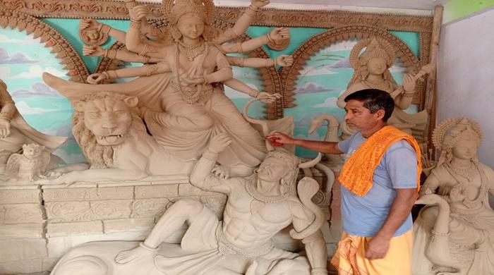 দুর্গাপূজার প্রতিমা তৈরিতে ব্যস্ত দিনাজপুরের শিল্পীরা
