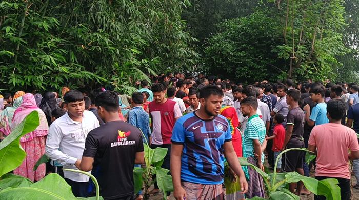 চিরিরবন্দরে ড্রেনে মিলল নারীর মরদেহ চিরিরবন্দরে ড্রেনে মিলল নারীর মরদেহ