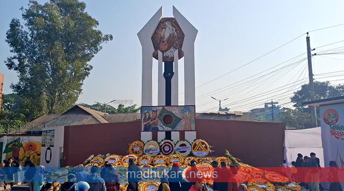 গাইবান্ধার বিজয়স্তম্ভে সর্বস্তরের মানুষের শ্রদ্ধা 
