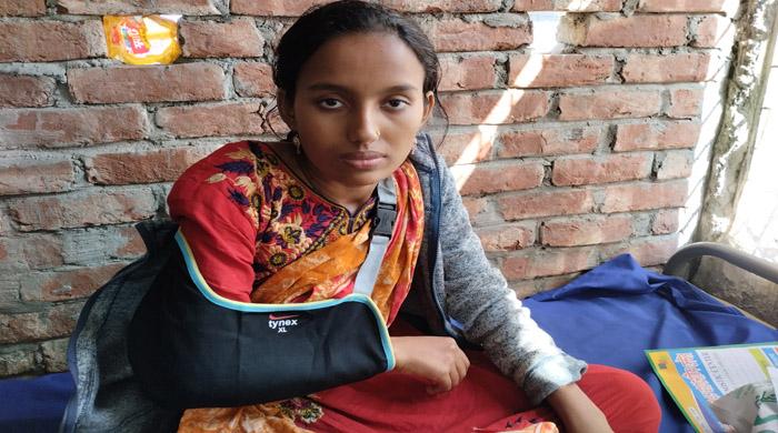 গোবিন্দগঞ্জে যৌতুকলোভী স্বামীর নির্যাতনে ভাঙ্গা হাত নিয়ে হাসপাতালে স্ত্রী