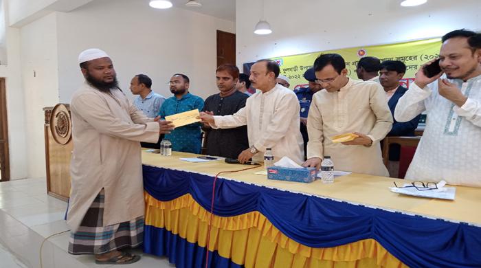 ফুলবাড়ীতে ২৪টি এতিমখানায় অনুদানের চেক বিতরণ
