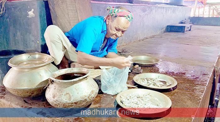 ৫০ বছর ধরে উল্যাবাজারে মাছ বিক্রি করছেন লাল্টু দা