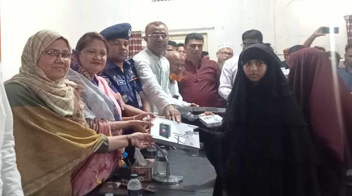 প্রধানমন্ত্রীর উপহারের ট্যাব সাদুল্লাপুরের ৬২৩ শিক্ষার্থীর হাতে