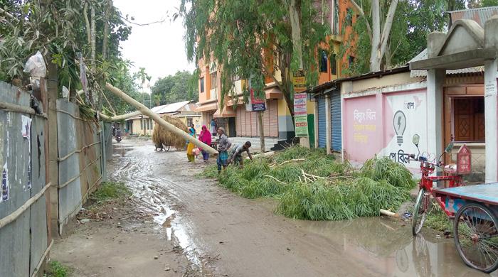 সুন্দরগঞ্জে ঝড়ো হাওয়ায় ব্যাপক ক্ষতিসাধন