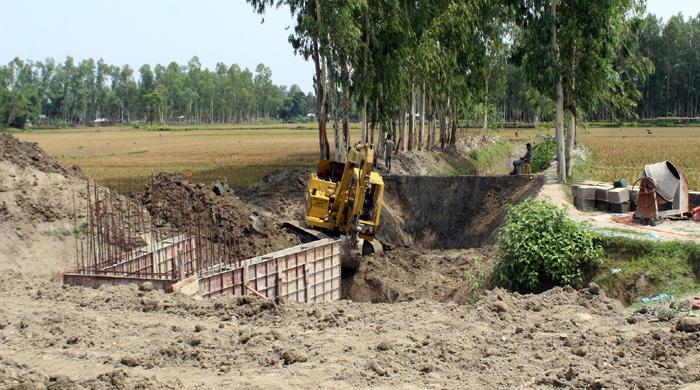 সাঘাটায় মালিকানা জমিতে ক্যানেল খননের অভিযোগ