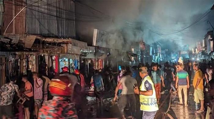 গাইবান্ধা শহরের চুড়িপট্টিতে আগুন, ১০ দোকান পুড়ে ছাই