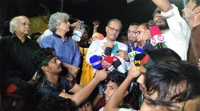 দাবি মানার আশ্বাসে গণঅনশন ভাঙলেন জবি শিক্ষক-শিক্ষার্থীরা