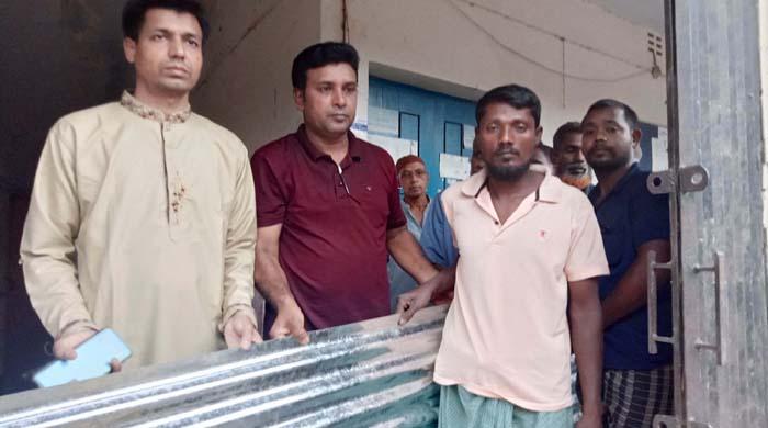 সাদুল্লাপুরে ঝড়ে ক্ষতিগ্রস্তরা পেলেন খাদ্যসামগ্রী ও ঢেউটিন