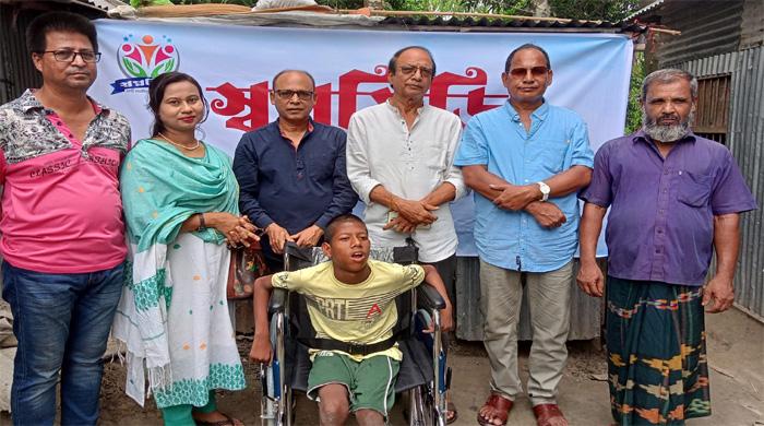  জীবনে প্রথম হুইল চেয়ার দেখে আনন্দিত বাবু মিয়া