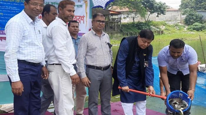 গোবিন্দগঞ্জে রাজস্ব বাজেটের আওতায় পোনামাছ অবমুক্ত