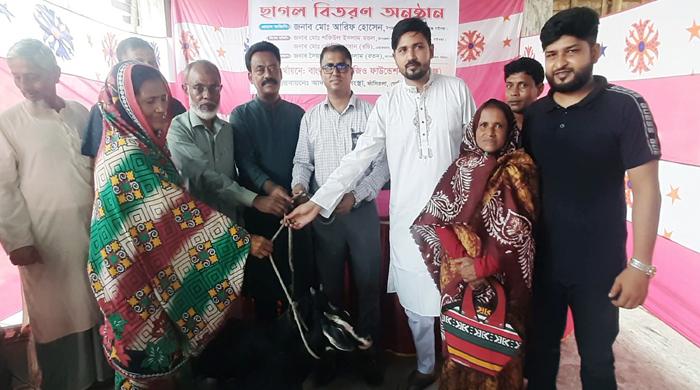গোবিন্দগঞ্জে বিনামূল্যে ৩০ অসহায় নারীর মাঝে ছাগল বিতরণ