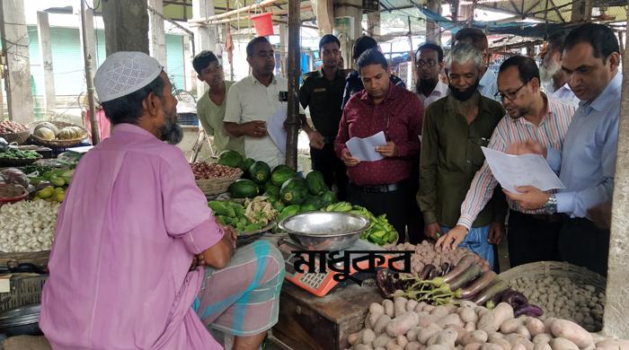 দ্রব্যমূল্য স্থিতিশীল রাখতে ফুলছড়িতে বাজার মনিটরিং