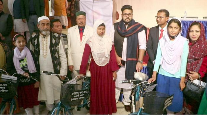 নওগাঁয় শিক্ষা প্রতিষ্ঠানে শিক্ষা উপকরণ বিতরণ