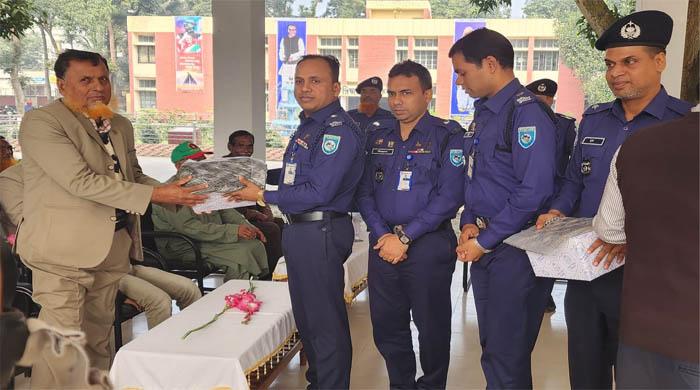 গাইবান্ধায় বিজয়ের মাসে বীর পুলিশ মুক্তিযোদ্ধাদের জেলা পুলিশের সংবর্ধনা