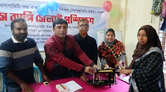 সাঘাটায় সেলাই মেশিন বিতরণ