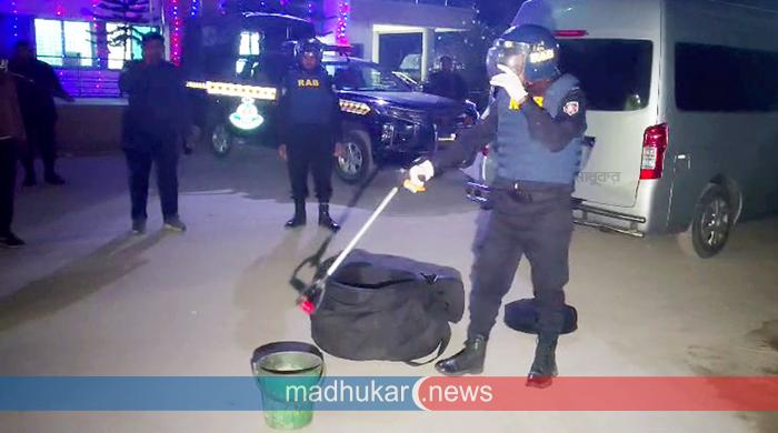 গোবিন্দগঞ্জে গ্রামীণ ব্যাংকের পাশ থেকে ককটেলসদৃশ ৪টি বস্তু উদ্ধার