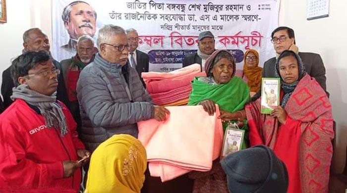 গাইবান্ধায় বঙ্গবন্ধু পরিষদের কম্বল বিতরণ